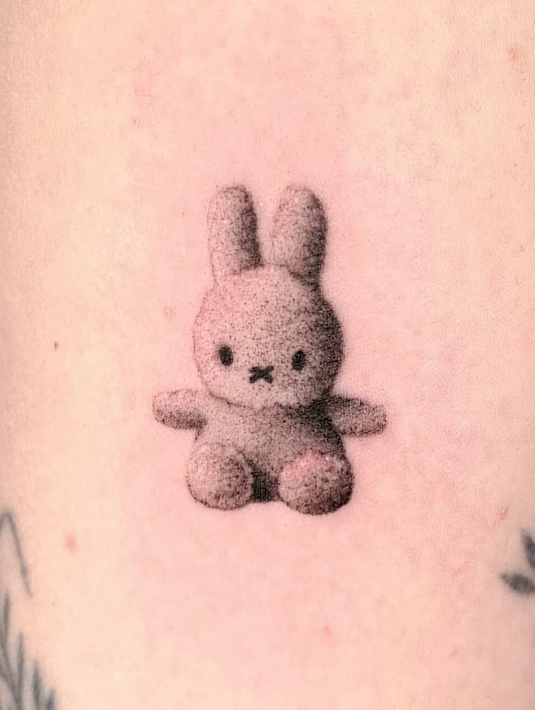 Tattoo by Nisa, fine line